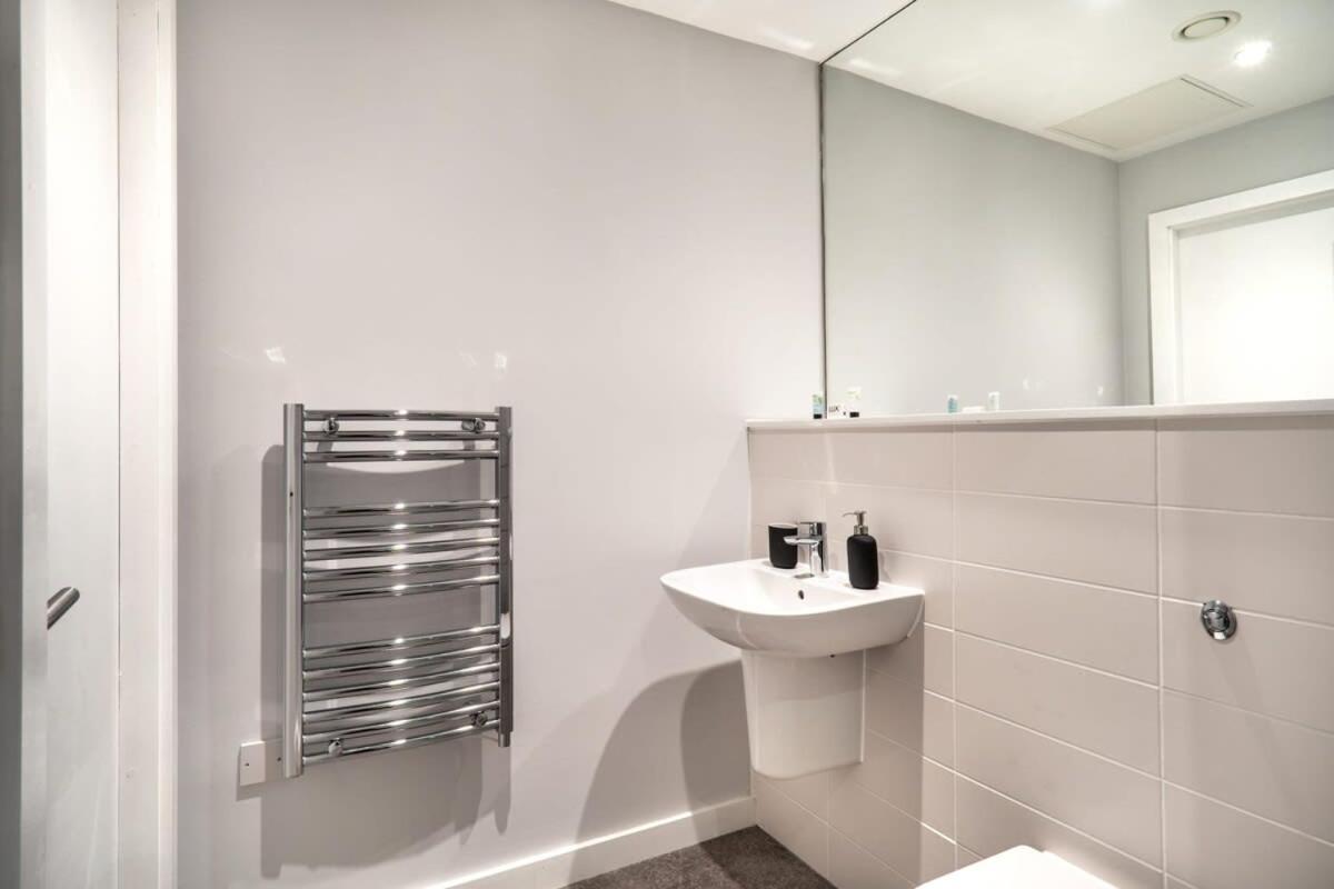 Modern & Spacious 2 Bed Apartment In Waterloo Liverpool Bagian luar foto