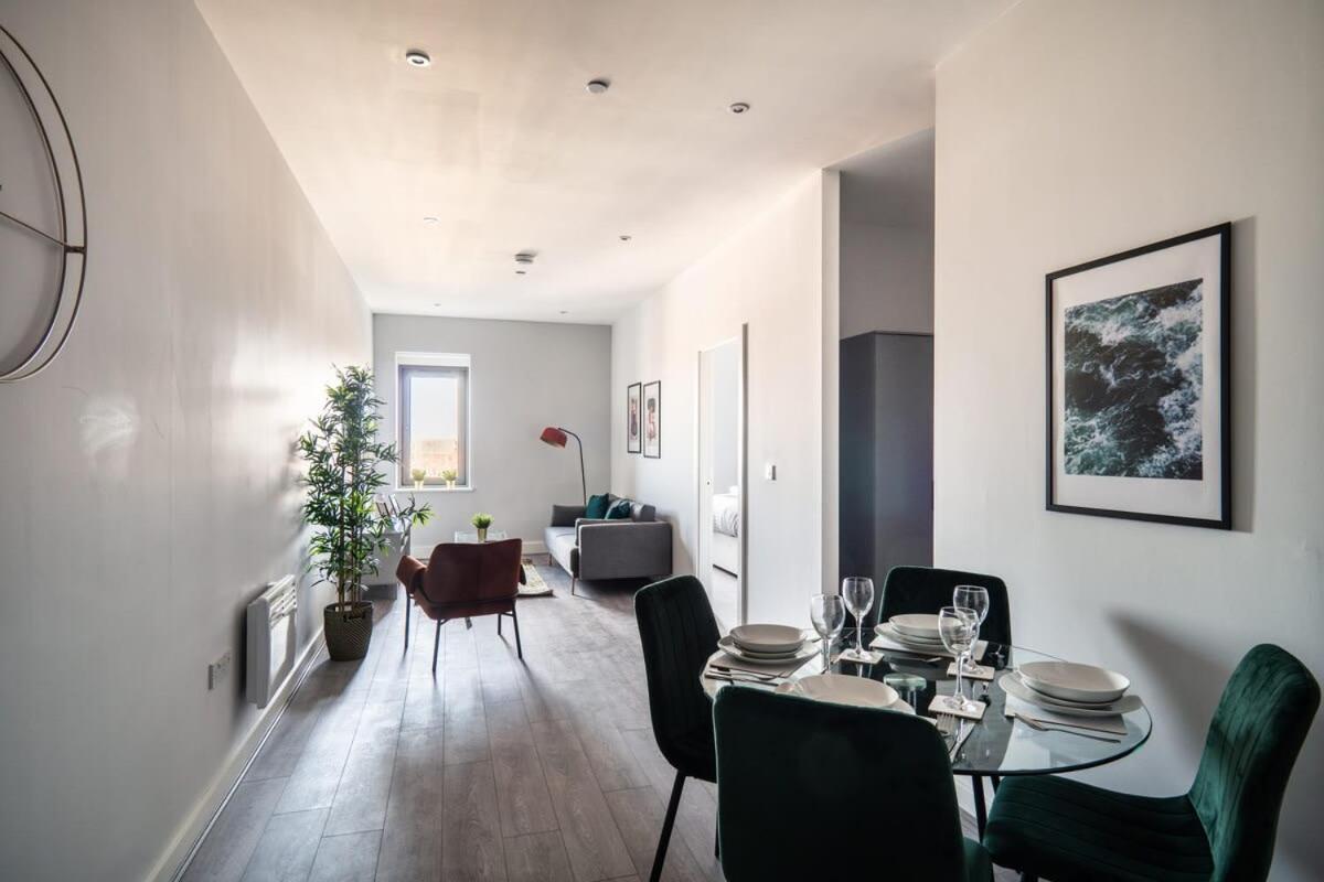 Modern & Spacious 2 Bed Apartment In Waterloo Liverpool Bagian luar foto